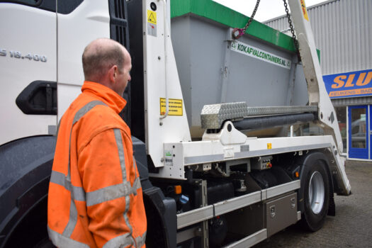 Man Kijkend Naar Vrachtwagen